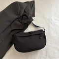 Minimalistische schwarze Nylon-Umhängetasche mit mehreren Taschen und verstellbarem Gurt - Schwarz