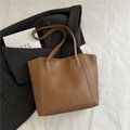 Bolso tote minimalista de cuero marrón con correas largas para el hombro y costuras finas - Marrón