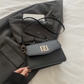 Bolso bandolera negro elegante con hebilla dorada y detalles de costuras en V - Negro