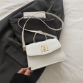 Bolso bandolera blanco cuadrado con costuras en V y logotipo de metal dorado - Blanco