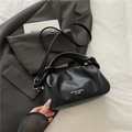 Elegante bolso nube plisado negro con asa circular y correa de hombro ajustable - Negro