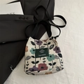 Bolso tipo cubo de lona con estampado floral vintage y correa negra ajustable - Floral Vintage (Estilo 4)