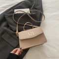 Bolso bandolera de piel sintética acolchada beige con cierre dorado y asa superior - Caqui