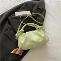 Bolso nube plisado verde aguacate con asas redondas y correa de hombro ajustable en PU - Verde