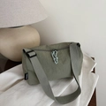 Grande borsa hobo in nylon verde militare con tracolla larga in stile minimalista - Verde