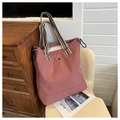 Détail du sac cabas en toile rose vintage avec bandoulière rayée et logo brodé noir - Rose