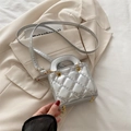 Elegante silberne Stepptasche mit Tragegriff und passendem Schultergurt für Damen - Silber