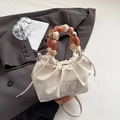 Borsa a spalla in tessuto plissettato panna con manici in perle d'ambra e patch - Bianco