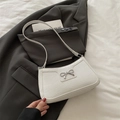 Weiße Schultertasche aus Kunstleder mit Krokoprägung und silberner Metallschleife - Weiß