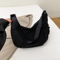 Schwarze Hobo-Tasche aus Nylon in Mondform mit breitem Gurt und geflochtenem Griff - Schwarz