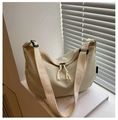 Dettaglio della borsa a mezzaluna in nylon beige con tracolla regolabile e doppia zip a coulisse - Bianco