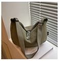 Dettaglio della borsa a mezzaluna in nylon verde scuro con tracolla regolabile ed etichetta - Verde