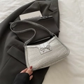 Silberne Schultertasche mit Krokodilprägung, Metallschleife und modischem Unterarm-Stil - Silber