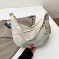 Minimalistische hellgraue Nylon-Halbmondtasche mit einem geflochtenen Reißverschlusszug - Weiß