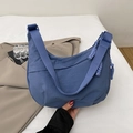 Blaue Nylon-Halbmondtasche mit strukturierter Oberfläche und breitem Schultergurt-Stil - Blau