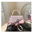 Dettaglio borsa rosa chiaro con strass scintillanti e chiusura a girello cuore d'argento - Rosa