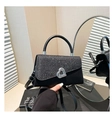 Dettaglio della patta glitterata e chiusura a cuore argento su borsa a tracolla nera - Nero