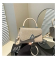 Dettaglio borsa a mano color crema con fibbia a cuore e patta decorata con strass lucidi - Oro