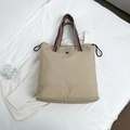 Grande borsa tote kaki leggera con tracolle a righe rosse e blu per l'uso quotidiano - Bianco Sporco