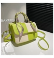 Détail du sac carré contrasté avec poignée en foulard de soie et bandoulière - Vert