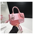 Détail du sac à main rose avec poignée en foulard à carreaux et bandoulière amovible réglable - Rose