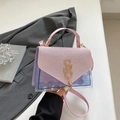 Borsa a tracolla in PVC viola trasparente con motivo a rombi e logo in metallo oro - Rosa