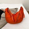 Lebhafte orangefarbene Nylon-Halbmondtasche mit geflochtenem Reißverschluss-Detail - Orange