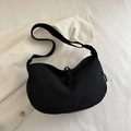 Borsa a tracolla nera a mezzaluna minimalista in nylon opaco con tracolla regolabile - Nero