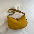 Borsa a mezzaluna giallo zenzero in nylon con ampia tracolla regolabile da donna - Giallo