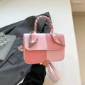 Roze patchwork crossbodytas met zijden sjaal handvat op een elegante witte achtergrond - Roze
