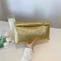 Elegante bolso de mano tipo sobre tejido dorado con borde enrollado para fiesta mujer - Dorado