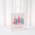 Roze kerstcadeautas van papier met kerstbomen en feestelijke Ho Ho Ho teksten - Stijl Vijf Kerstbomen (565-3)