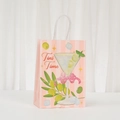 Dettaglio del sacchetto regalo in carta con stampa cocktail e manici bianchi - Stile Compleanno Martini a Strisce Rosa (567-5) / 21*15*8