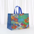 Bolsa de regalo de tela no tejida con estampado de flores azules y asas fuertes - H25xL33xW17 / Azul (8010-2)