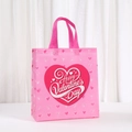 Sacchetto regalo rosa per San Valentino in tessuto non tessuto con grande cuore rosso - Stile Texture Cuore Rosa (1012-5)
