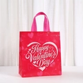 Dettaglio della borsa regalo rossa per San Valentino con motivi a cuore e manici - Stile Grande Cuore Rosso (1012-6)