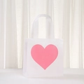 Detailansicht der weißen Vlies-Geschenktüte mit einem lebendigen rosa Herzmuster-Druck - 9059 Weiß (9059白) / 20x20x9