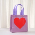Lila Vlies-Geschenktüte zum Valentinstag mit rotem Herzmuster und Henkeln - 9059 Lila (9059紫) / 20x20x9
