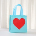 Himmelblaue Vlies-Geschenktüte mit rotem Herzmotiv und stabilen Tragegriffen - 9059 Blau (9059蓝) / 20x20x9
