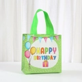 Grüne Vliestasche mit Happy Birthday Aufdruck und weißen Punkten für Geschenke - Grüne Wimpelkette (9055-6) / 20x20x9cm
