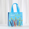 Laminierte Geburtstagstasche aus Vlies mit Make A Wish Text und bunten Kerzenmotiven - Blaue Kerzen (9055-4) / 20x20x9cm