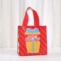 Detail der roten Happy Birthday Geschenktüte mit Kuchendruck und Webgriffen - Rote Geschenkschachtel (9055-5) / 20x20x9cm