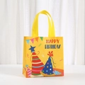 Detail der gelben Vliestasche zum Geburtstag mit Happy-Birthday-Aufdruck und Party-Motiven - Gelber Partyhut (9055-1) / 20x20x9cm