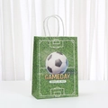 Grüne Kraftpapiertüte mit Fußballmotiv und Slogan für Sportveranstaltungen und Partys - Kraftpapier / Grünes Rasenfeld Muster (572-1)