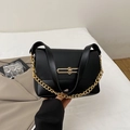 Borsa a tracolla chic in pelle nera con chiusura dorata e catena d'oro spessa - Nero