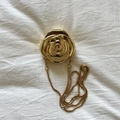 Luxuriöse goldene Abendtasche in Rosenform mit Kette für Damen aus Acryl-Material - Gold