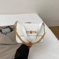 Borsa a tracolla quadrata in pelle bianca con chiusura oro e doppia tracolla - Bianco
