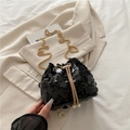 Schwarze Pailletten-Beuteltasche mit Goldkette und Perlen-Kordelzug-Details - Schwarz