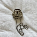 Silberne Abendtasche in Rosenform aus Acryl mit abnehmbarer Schlangenkette - Silber