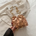 Champagner-Beuteltasche mit großen Pailletten, Goldkette und Perlen-Kordelzug-Detail - Orange